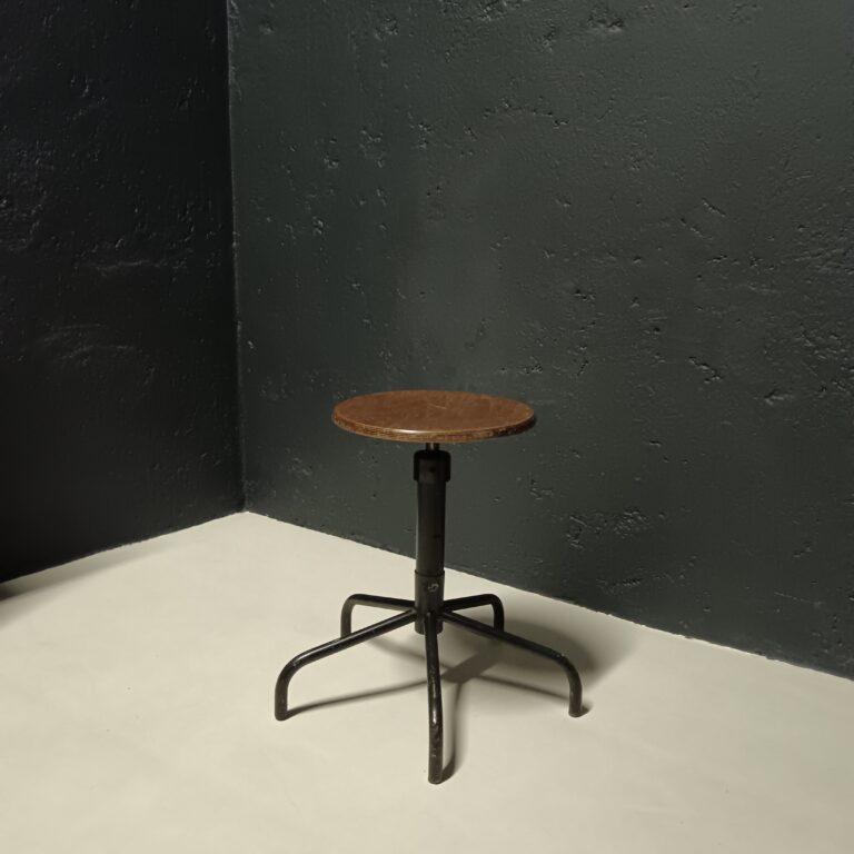 Sgabello Industriale in Metallo e Legno con Regolazione in Altezza a Vite - antiquer.it